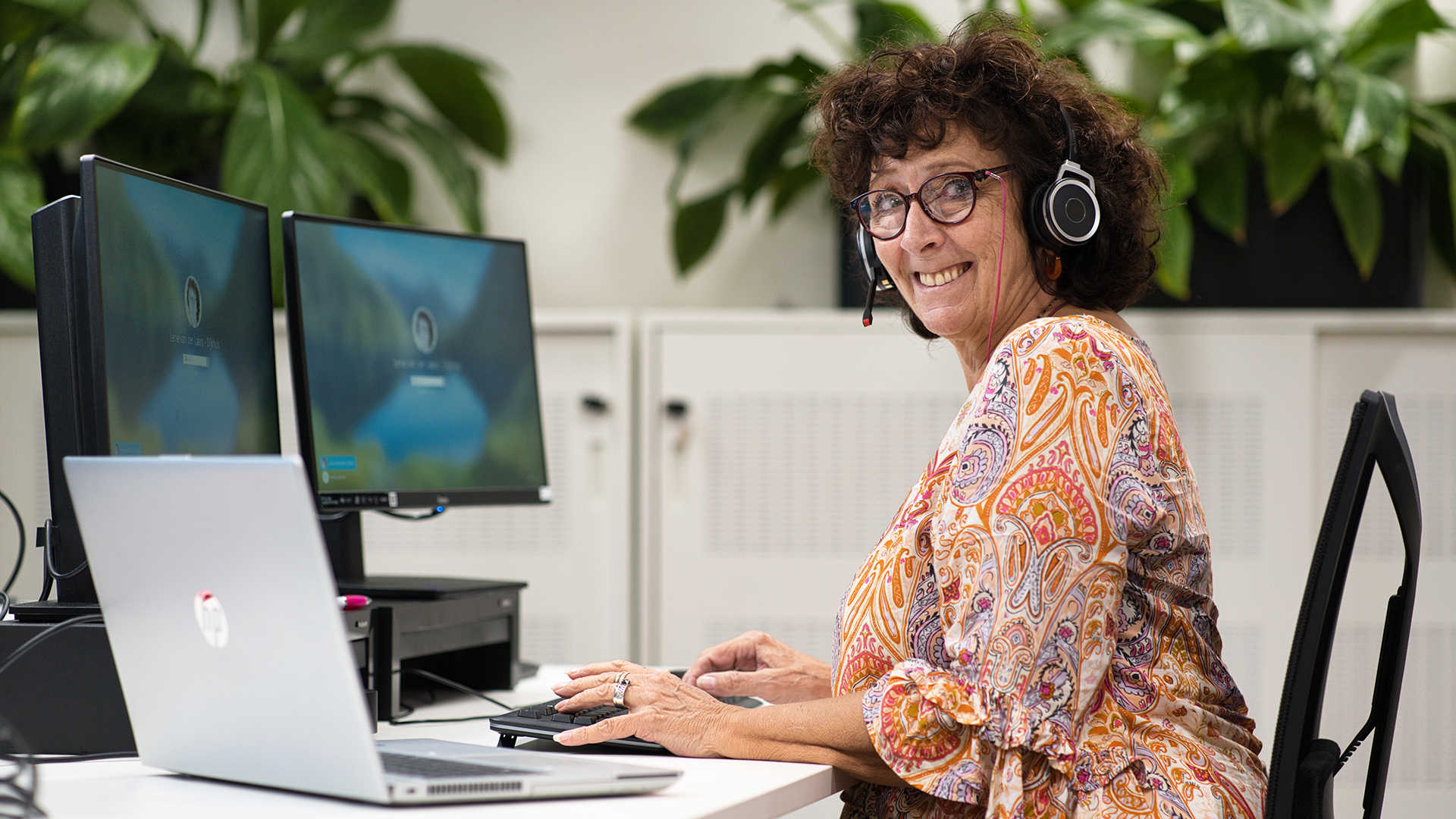Collega achter pc